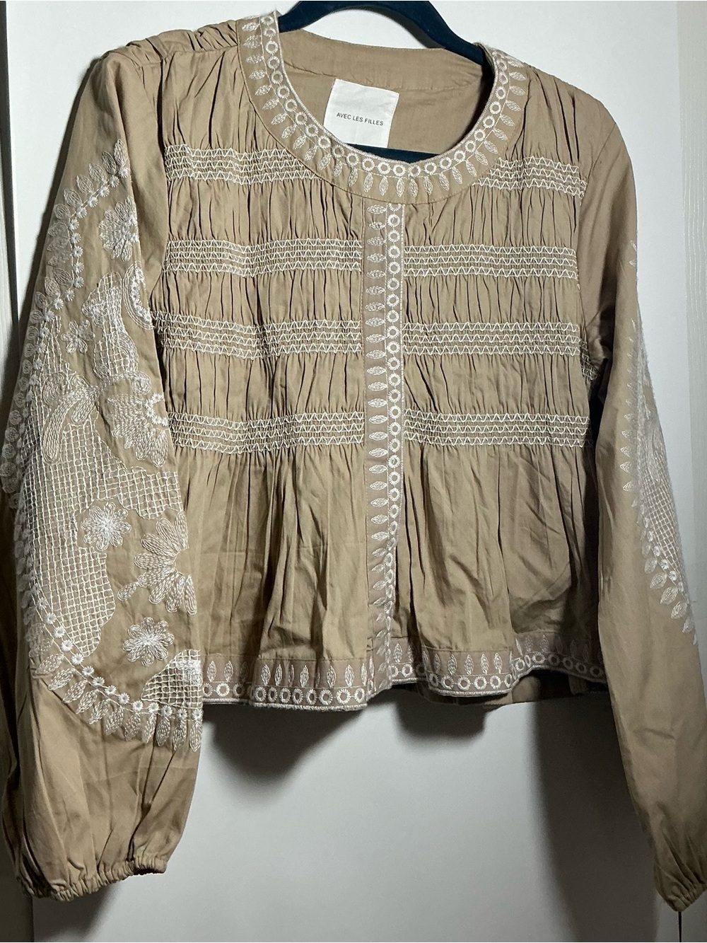 Avec Les Filles Tan Embroidered Peasant Blouse Sz medium NWT